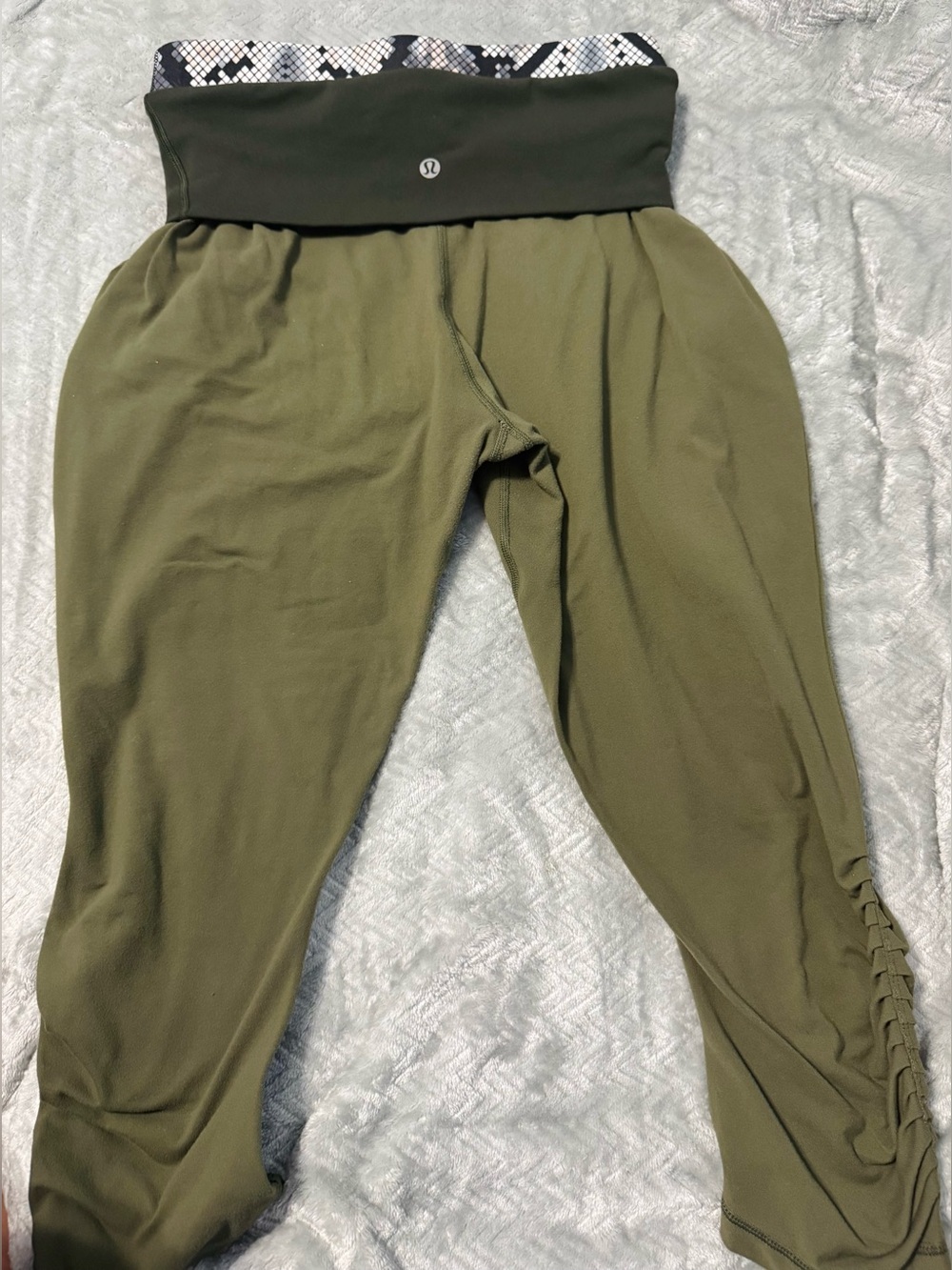 Lululemon Sunset Salutation Crop Fatigue Green Snake Print Trim Size 6